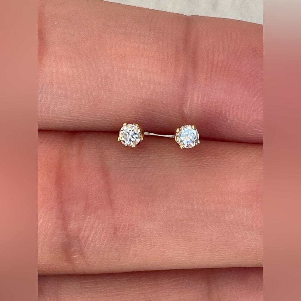 14k gold Diamond stud Earrings
